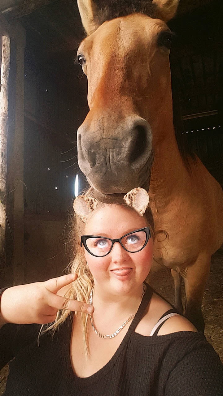 Cassiopee participe au concours pour gagner de l'argent avec cette photo : ear, eye, eyewear, face, girl, glasses, head, horse, joy, neck, nose, organ, person, smile, snout, sunglasses, vision_care