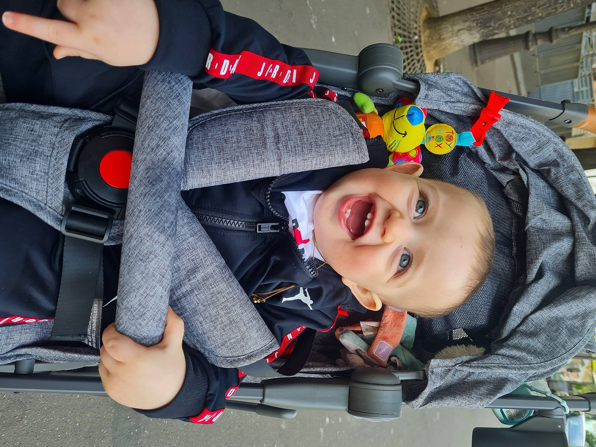 Ali participe au concours pour gagner de l'argent avec cette photo : auto_part, automotive_exterior, automotive_wheel_system, baby, baby_carriage, baby_products, car_seat, carmine, child, costume, fun, happy, motor_vehicle, person, product, smile, tire, toddler, travel, tree