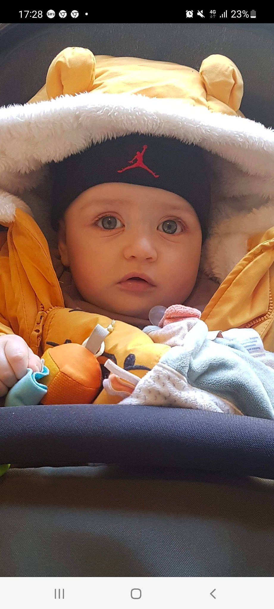 Ali participe au concours pour gagner de l'argent avec cette photo : baby_carriage, cap, cheek, chin, comfort, eye, eyebrow, finger, hand, head, headwear, human_body, iris, lip, mouth, nose, person, product, seat_belt, skin