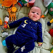 Milan a rejoint le concours — aidez-le/la à gagner de superbes lots ! baby, blue_outfit, bunny_toy, carrot_toy, celestial_pattern, child, colorful, cozy, cute, giraffe_toy, happy, indoor, infant, lying_down, person, play_mat, plush_toys, smiling, soft_toys, toddler