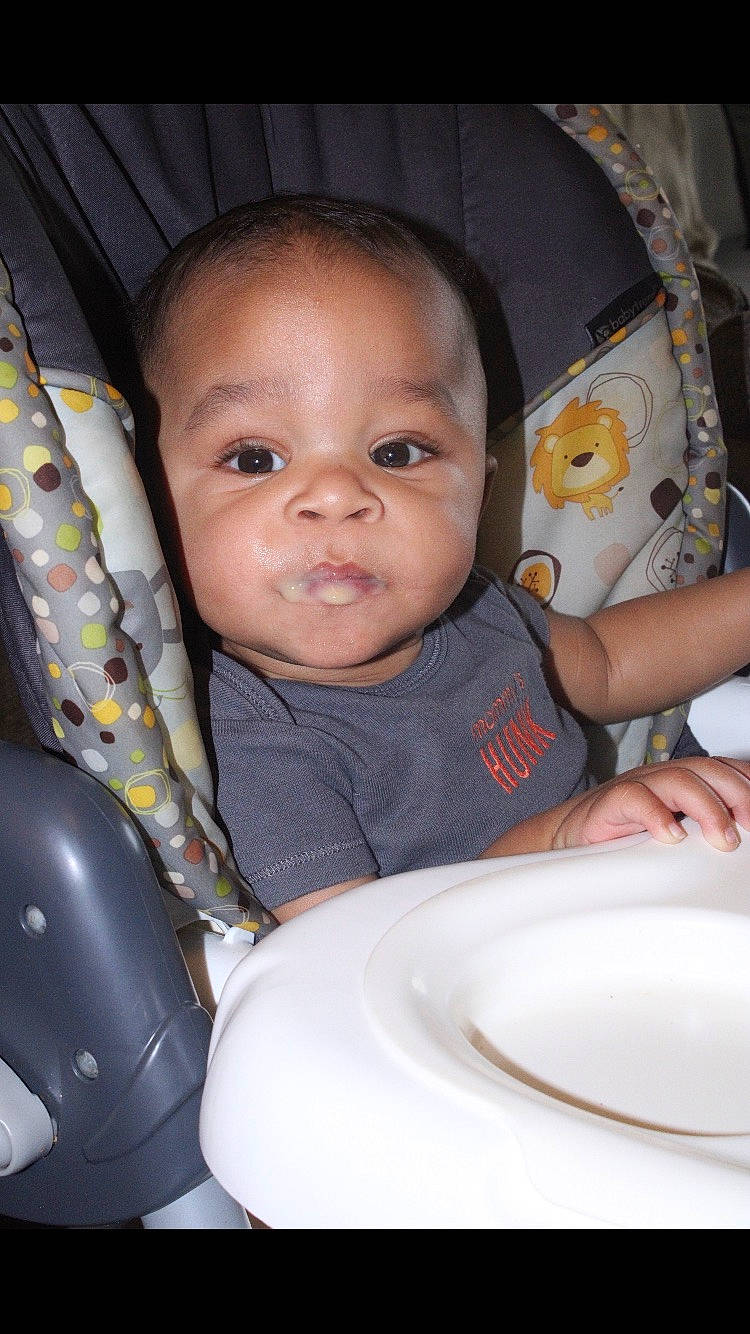 Rah is registered to the contest to win money with this photo: baby, baby_carriage, baby_products, baby_safety, baby_toddler_clothing, bib, ceramic, cheek, child, dishware, eye, eyebrow, iris, kitchen_utensil, mouth, person, plate, porcelain, product, serveware