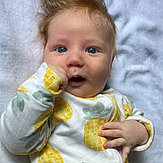 Lino a rejoint le concours — aidez-le/la à gagner de superbes lots ! baby, blanket, blue_eyes, child, curious, cute, expression, face, hair, hand, indoor, infant, lying_down, onesie, pineapple_pattern, portrait, skin, soft_texture, toddler, young