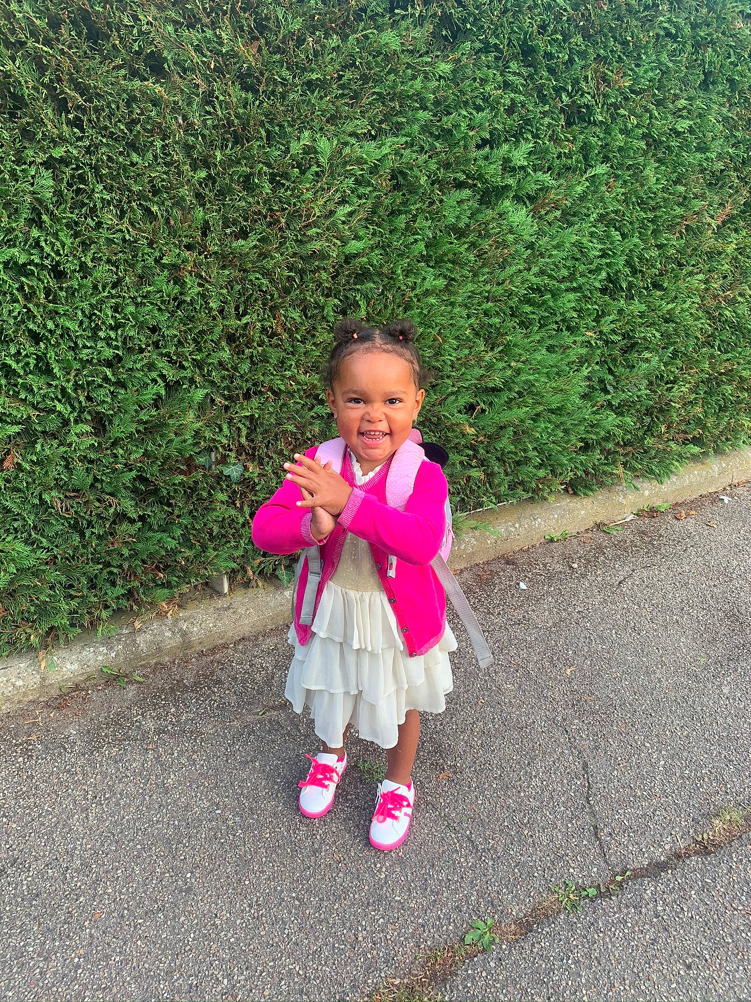 Julianna a rejoint le concours — aidez-le/la à gagner de superbes lots ! asphalt, baby_toddler_clothing, clothing, face, footwear, gesture, grass, groundcover, happy, leaf, magenta, outerwear, people_in_nature, person, pink, plant, road_surface, shoe, smile, toddler