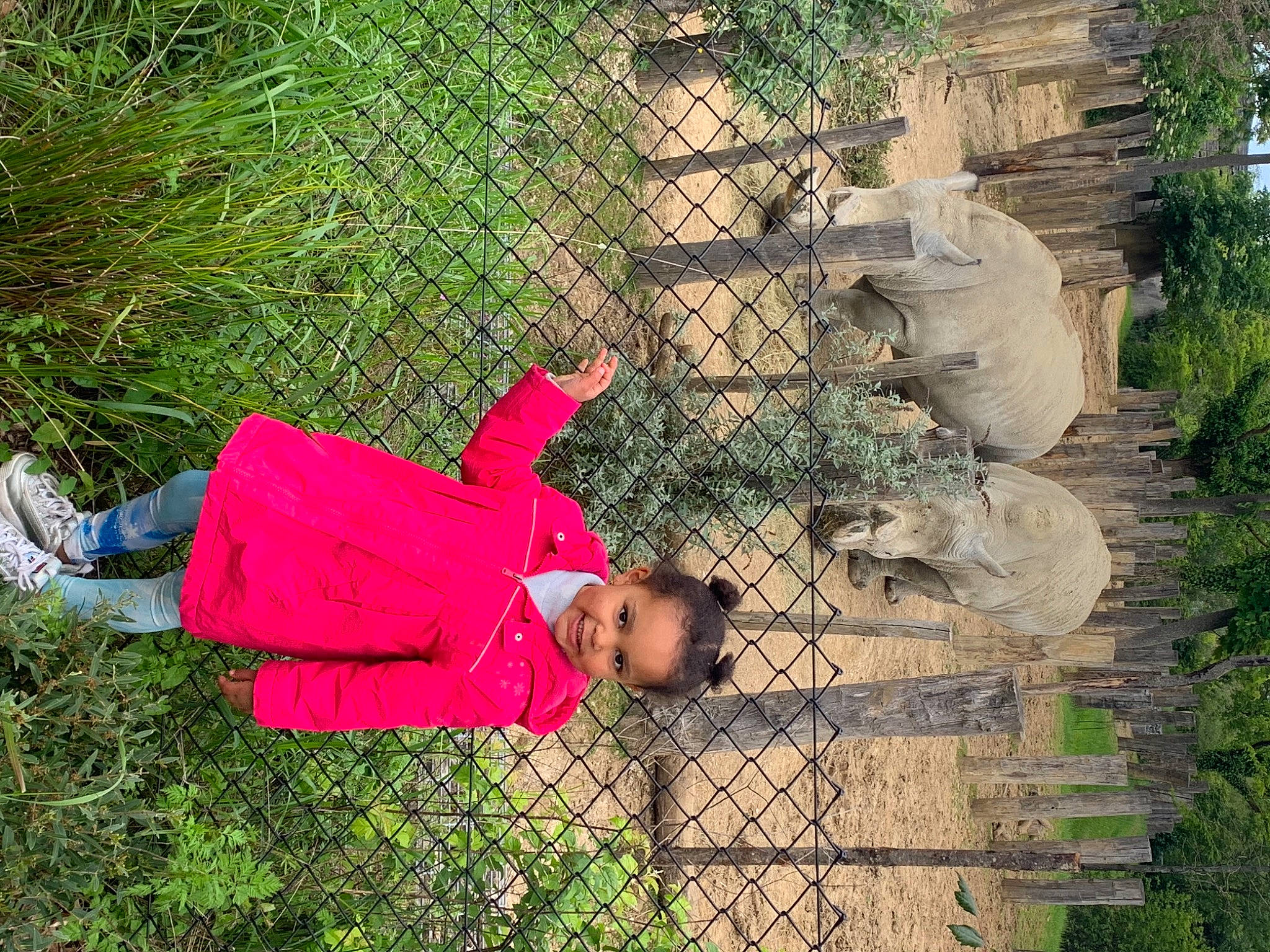 Julianna a rejoint le concours — aidez-le/la à gagner de superbes lots ! adaptation, botany, fence, garden, grass, grass_family, groundcover, hat, joy, landscape, leaf, leisure, people_in_nature, person, plant, shrub, sitting, soil, tints_and_shades, toddler