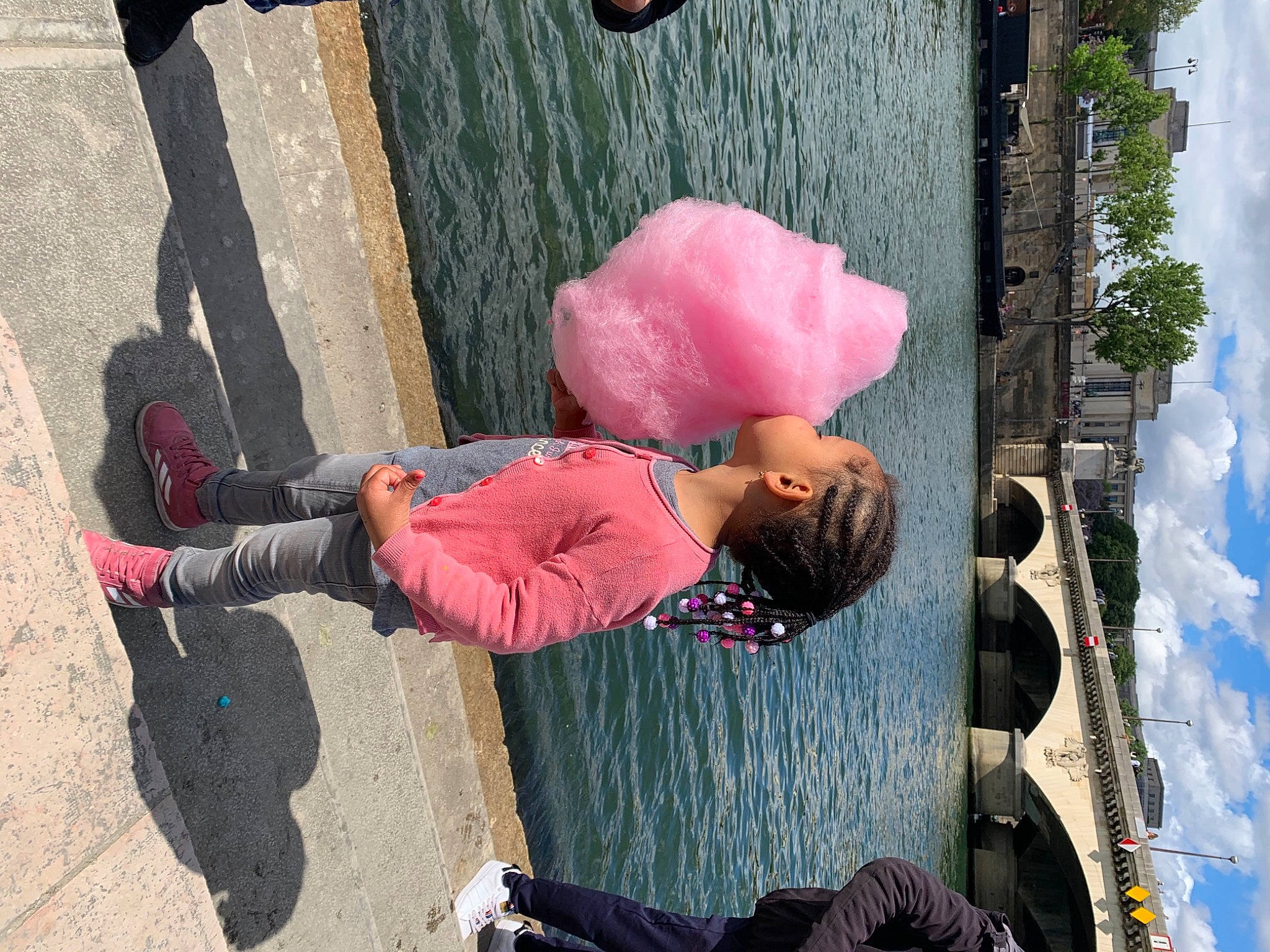 Julianna a rejoint le concours — aidez-le/la à gagner de superbes lots ! asphalt, child, cloud, concrete, fun, leisure, pedestrian, person, photograph, pink, public_space, recreation, road_surface, sidewalk, sky, snapshot, sneakers, toddler, travel, tree