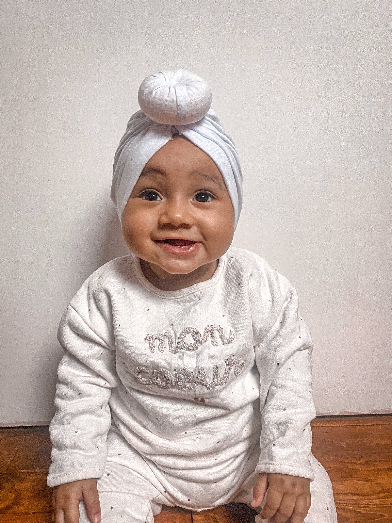 Kamyla participe au concours pour gagner de l'argent avec cette photo : baby, baby_toddler_clothing, bonnet, cap, cheek, child, costume_accessory, fashion_accessory, fun, happy, head, headpiece, headwear, joy, laugh, person, portrait_photography, sitting, sleeve, smile