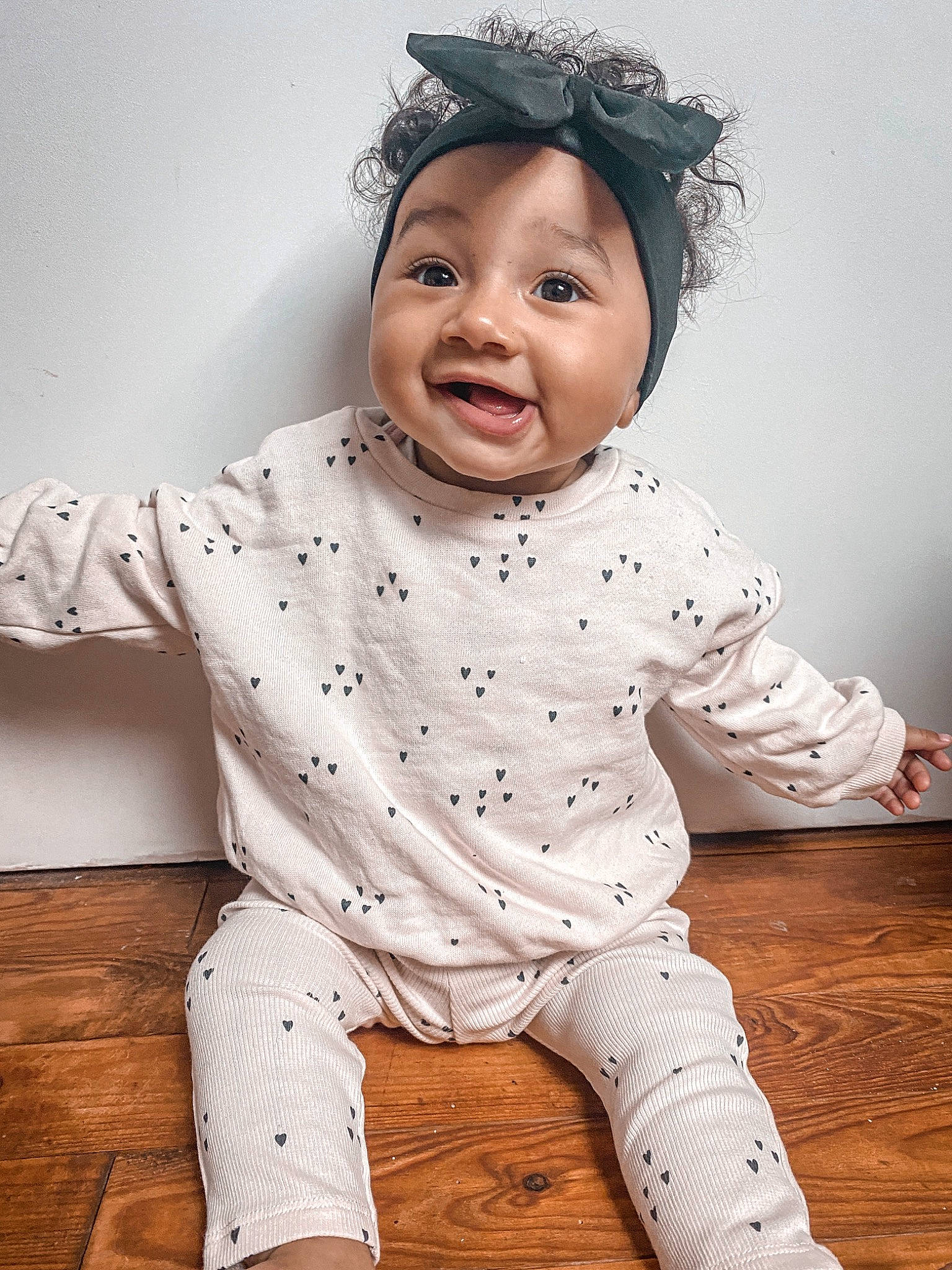 Kamyla a rejoint le concours — aidez-le/la à gagner de superbes lots ! arm, baby_toddler_clothing, chin, collar, cool, dress_shirt, eye, face, finger, flash_photography, gesture, hand, happy, head, human_body, person, skin, sleeve, smile, toddler