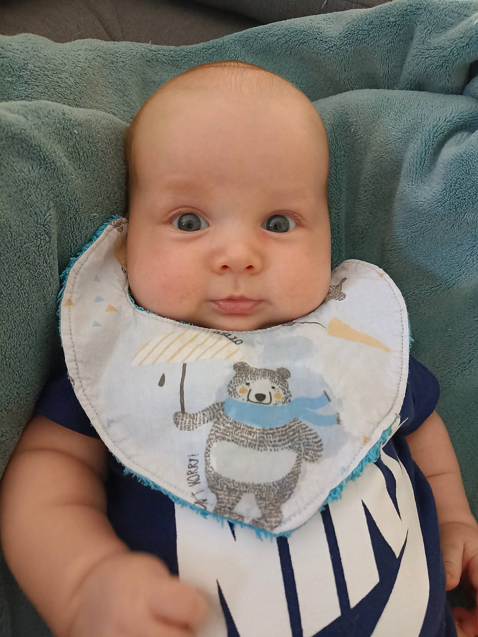 Willow a rejoint le concours — aidez-le/la à gagner de superbes lots ! baby, baby_products, baby_safety, baby_toddler_clothing, bib, cheek, child, comfort, eye, eyebrow, eyelash, iris, linens, pattern, person, sitting, skin, sleeve, t_shirt, textile