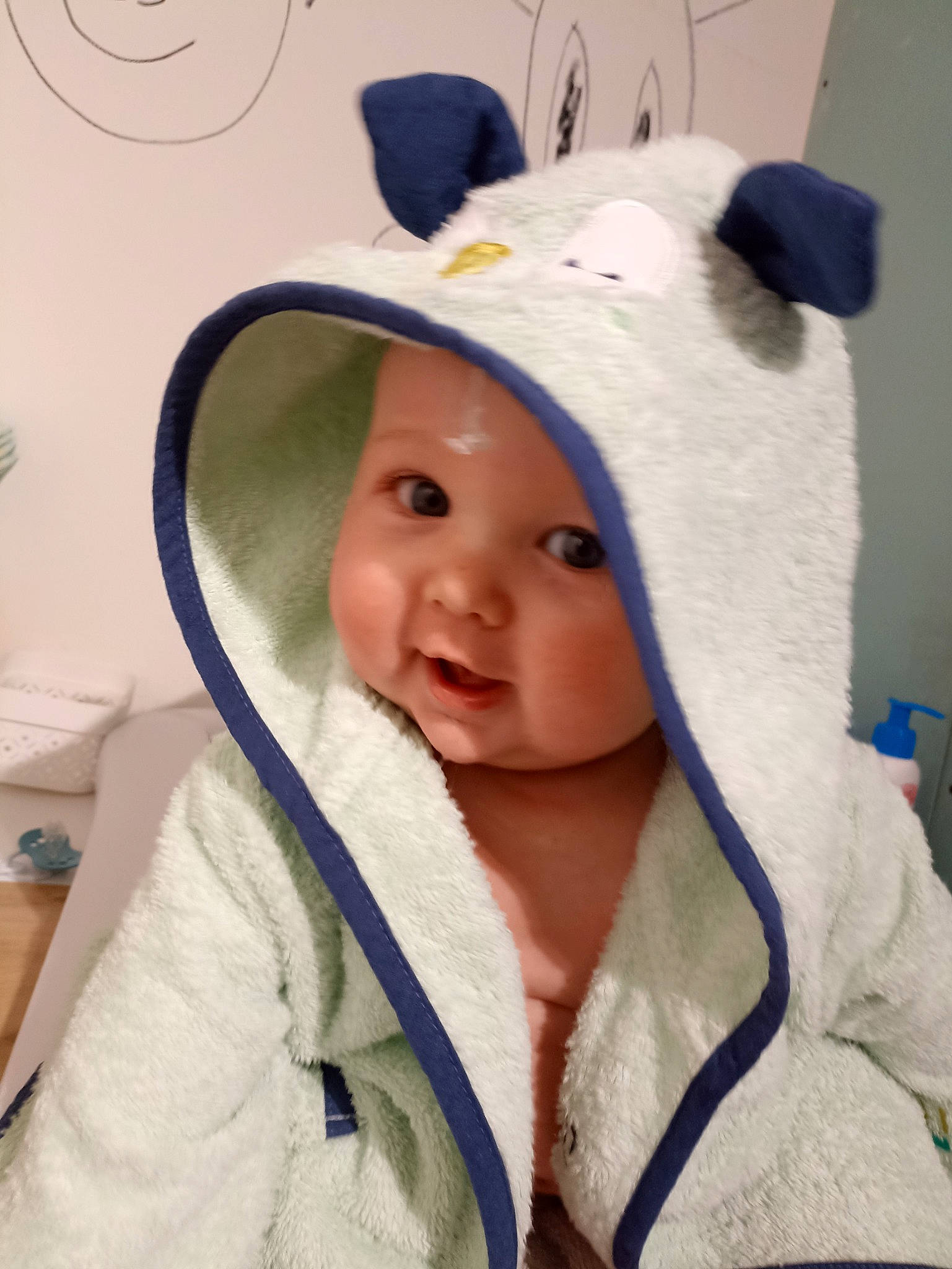 Willow a rejoint le concours — aidez-le/la à gagner de superbes lots ! baby, baby_products, baby_safety, baby_toddler_clothing, cap, cheek, child, costume_hat, ear, eye, eyebrow, eyelash, fashion_accessory, happy, hat, headwear, human_body, iris, person, sleeve