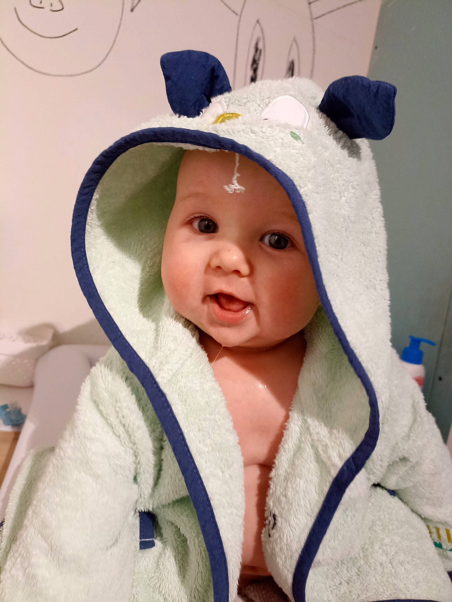 Willow a rejoint le concours — aidez-le/la à gagner de superbes lots ! baby, baby_products, baby_safety, baby_toddler_clothing, bonnet, cap, cheek, child, comfort, costume, costume_accessory, costume_hat, eyebrow, fashion_accessory, fun, fur, happy, headwear, person, sleeve