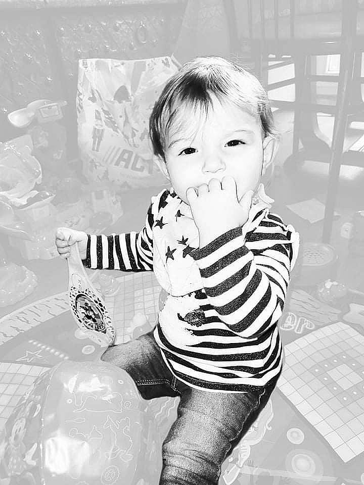 Laurine a rejoint le concours — aidez-le/la à gagner de superbes lots ! arm, baby_toddler_clothing, black, black_and_white, cheek, child, cool, curious, eye, fun, happy, head, human_leg, iris, monochrome, monochrome_photography, person, sleeve, style, thigh