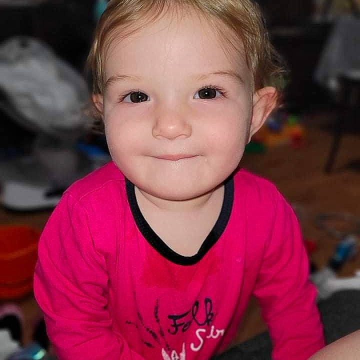 Laurine participe au concours pour gagner de l'argent avec cette photo : baby, baby_toddler_clothing, cheek, child, ear, eye, eyebrow, eyelash, flash_photography, forehead, fun, happy, iris, joy, lip, nose, person, skin, sleeve, smile