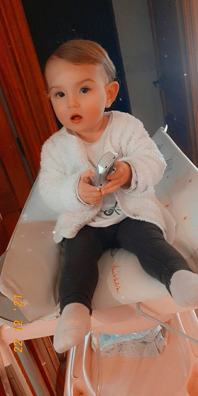 Laurine a rejoint le concours — aidez-le/la à gagner de superbes lots ! baby_toddler_clothing, cheek, child, comfort, eye, face, hair, head, human_body, human_leg, knee, lap, lip, neck, person, pink, skin, sleeve, surprise, thigh