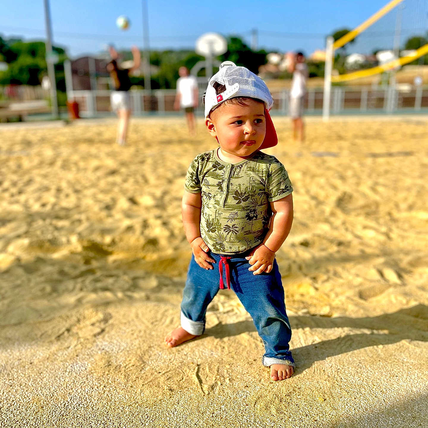 Lenny participe au concours pour gagner de l'argent avec cette photo : barefoot, baseball_cap, blurred_background, casual_clothing, child, fun, hat, jeans, outdoor, people, playing, recreation, sand, sports, summer, sunny, toddler, tshirt, volleyball, volleyball_court