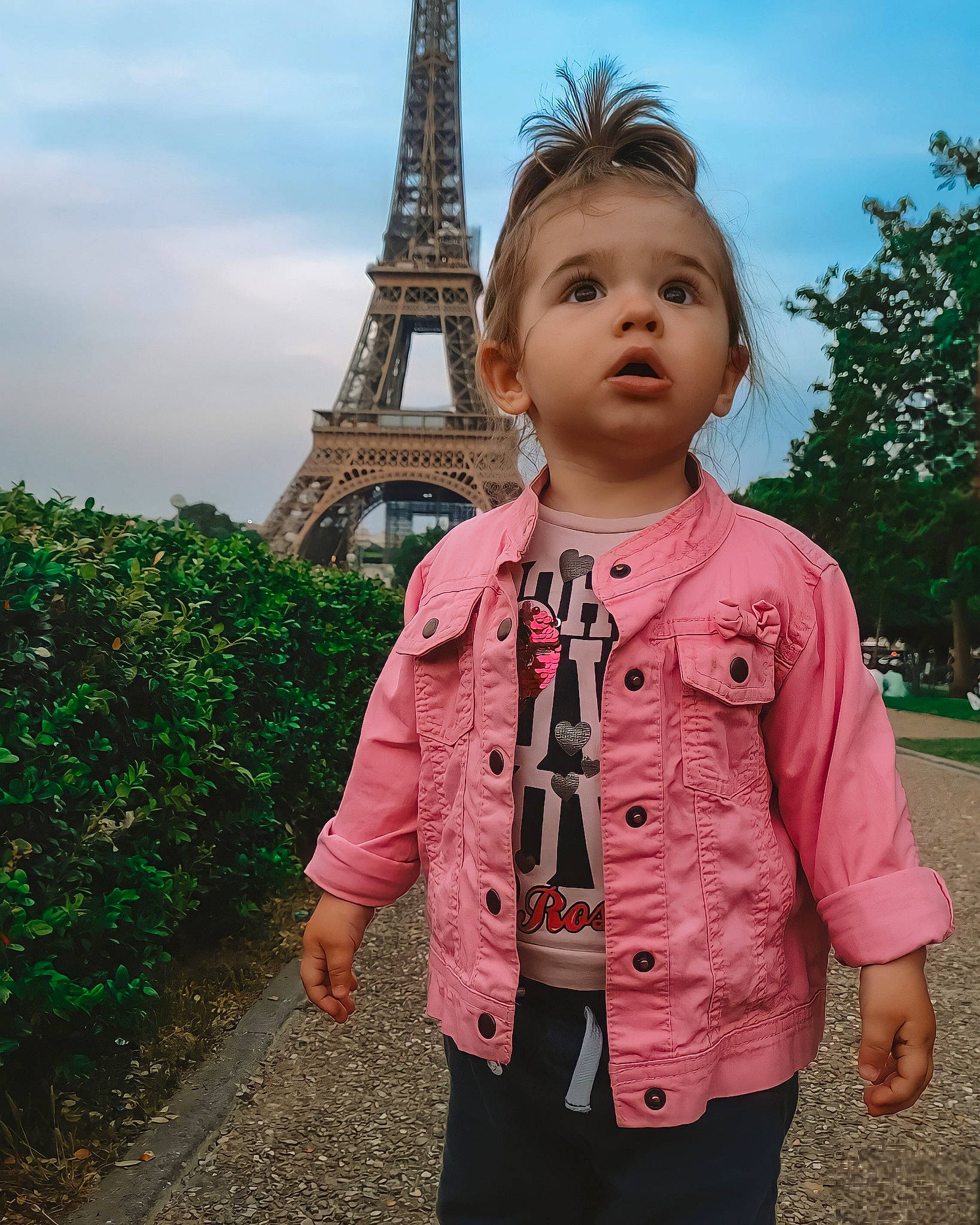 Anastasia participe au concours pour gagner de l'argent avec cette photo : baby_toddler_clothing, cloud, eye, face, facial_expression, gesture, grass, hair, happy, head, neck, people_in_nature, person, pink, plant, sky, sleeve, standing, surprise, tower