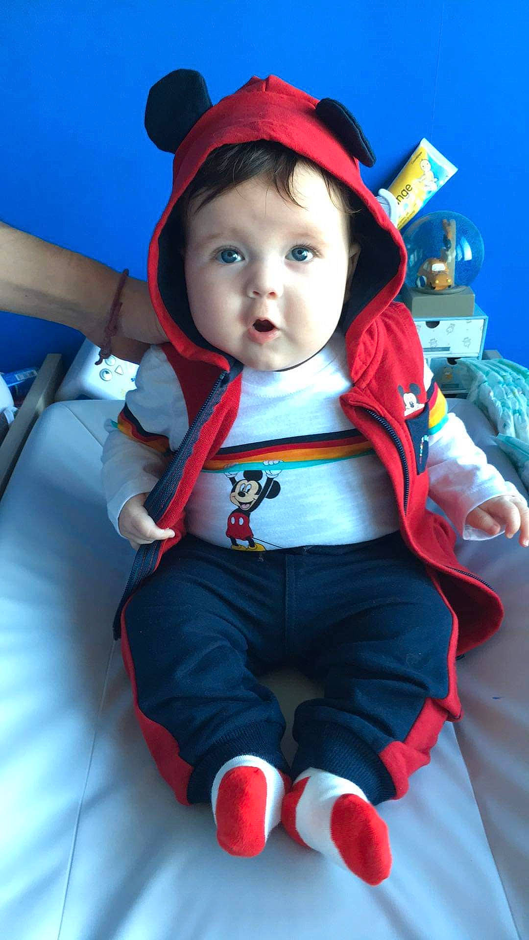 Liaam participe au concours pour gagner de l'argent avec cette photo : arm, azure, baby, baby_toddler_clothing, blue, cap, cool, eye, fun, happy, hat, head, headgear, headwear, human_body, person, personal_protective_equipment, red, skin, sleeve