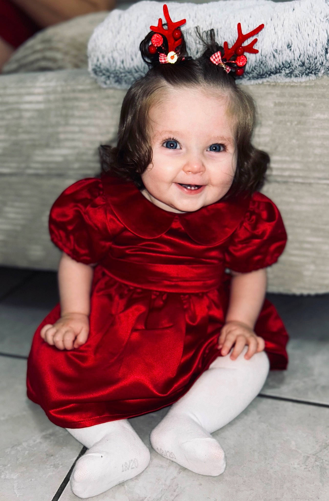 Luna a rejoint le concours — aidez-le/la à gagner de superbes lots ! baby, baby_toddler_clothing, costume_hat, dress, eye, face, facial_expression, hair, hairstyle, happy, head, headgear, headpiece, person, pink, red, skin, sleeve, smile, toddler