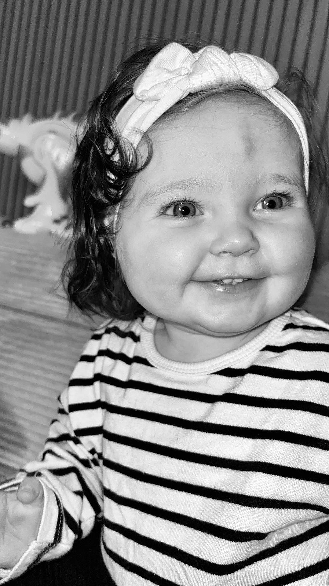 Luna a rejoint le concours — aidez-le/la à gagner de superbes lots ! baby, baby_toddler_clothing, black_and_white, cheek, chin, eye, eyebrow, eyelash, face, happy, head, iris, joy, lip, mouth, nose, person, skin, sleeve, smile