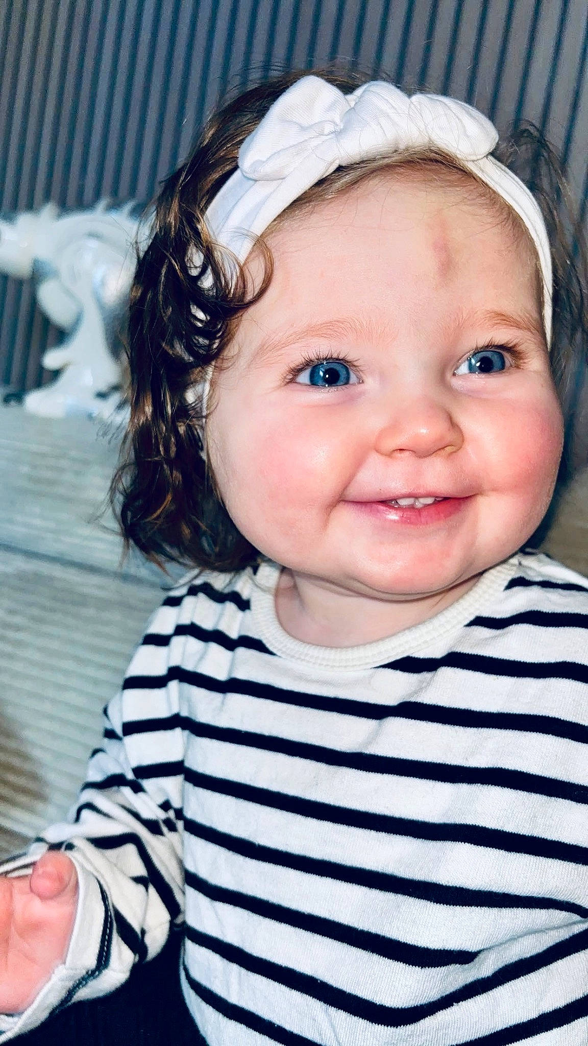 Luna a rejoint le concours — aidez-le/la à gagner de superbes lots ! baby, baby_toddler_clothing, cheek, chin, eye, eyebrow, eyelash, face, happy, headgear, iris, joy, lip, mouth, neck, nose, person, skin, sleeve, smile