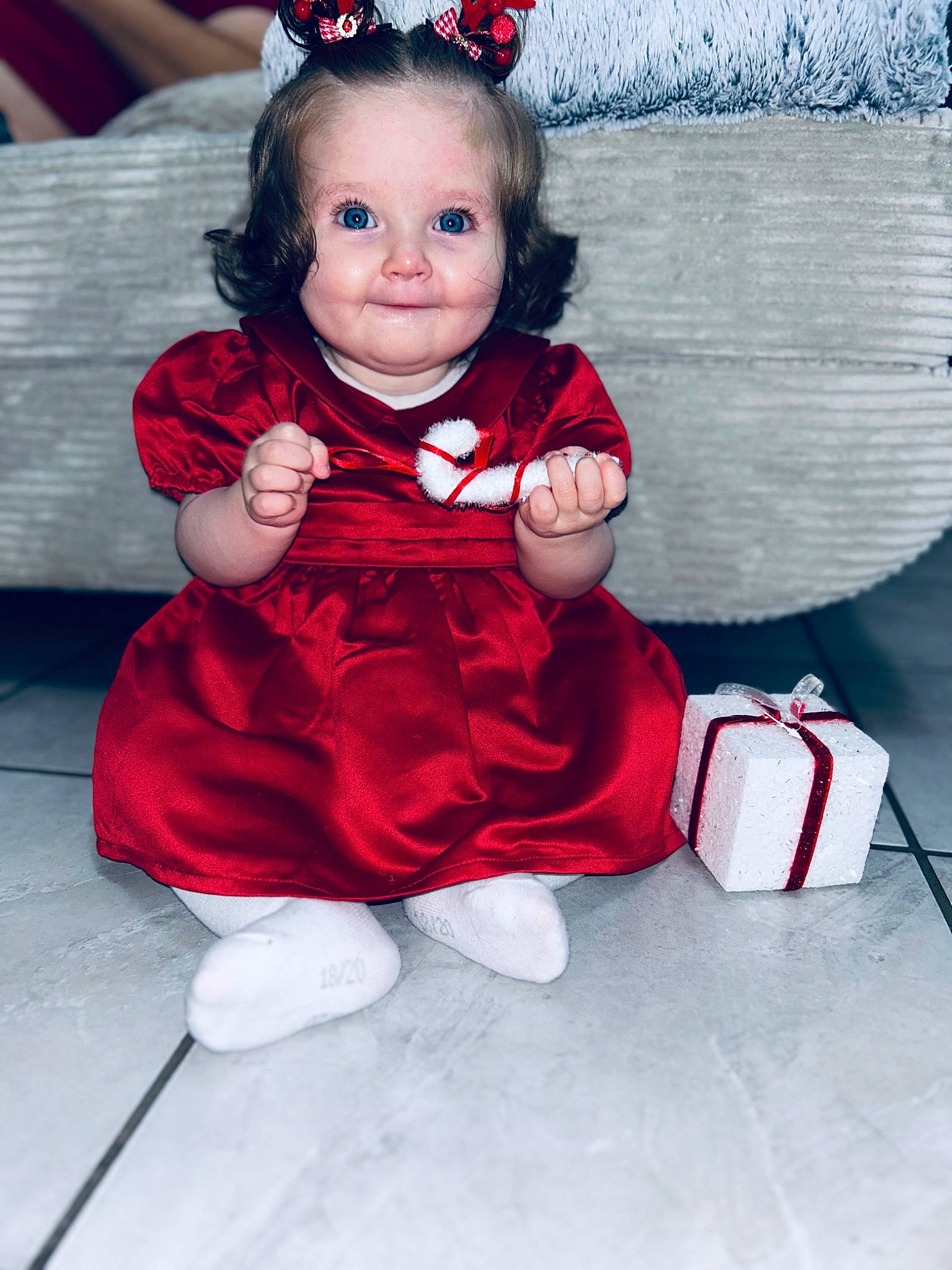 Luna a rejoint le concours — aidez-le/la à gagner de superbes lots ! baby, baby_toddler_clothing, costume_hat, dress, face, facial_expression, fun, goggles, happy, magenta, person, pink, purple, red, skin, sleeve, smile, snapshot, toddler, vision_care