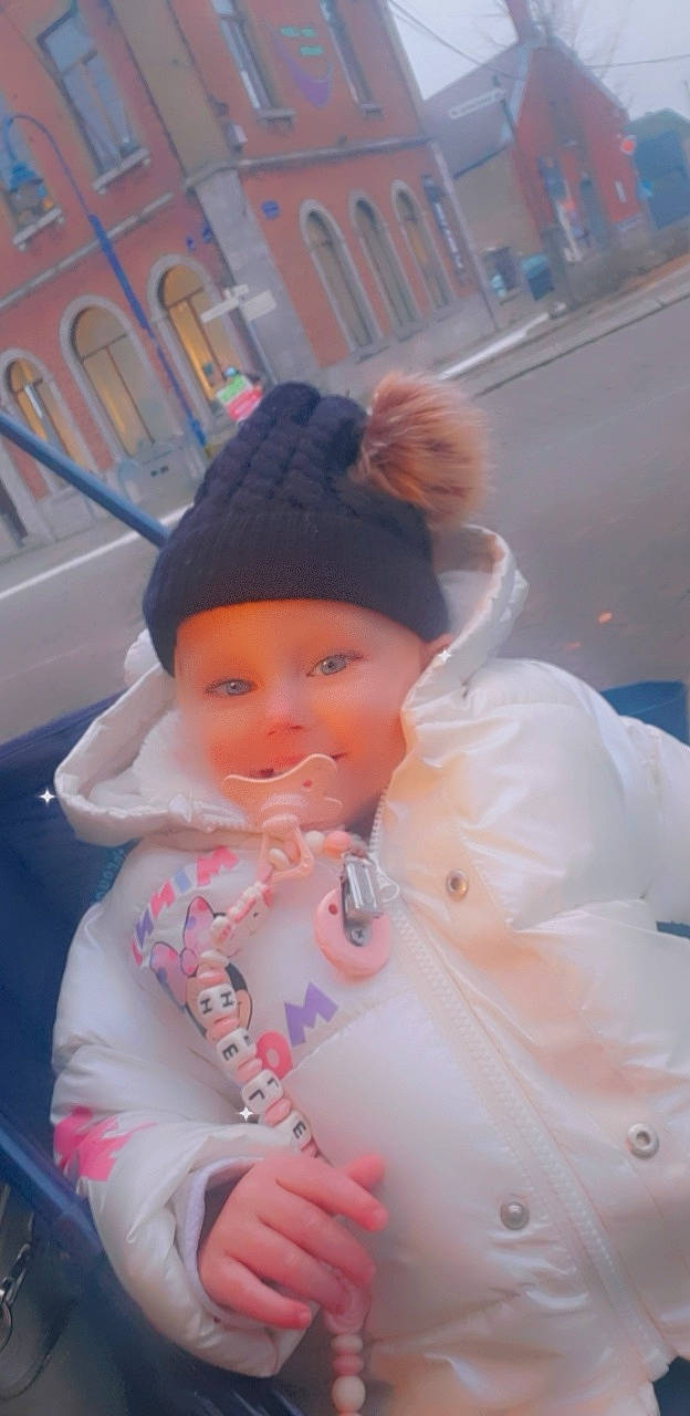 Héléna a rejoint le concours — aidez-le/la à gagner de superbes lots ! baby, baby_products, baby_toddler_clothing, beanie, cap, cheek, child, costume, event, fashion_accessory, fun, fur, happy, headwear, knit_cap, lip, magenta, person, pink, sitting