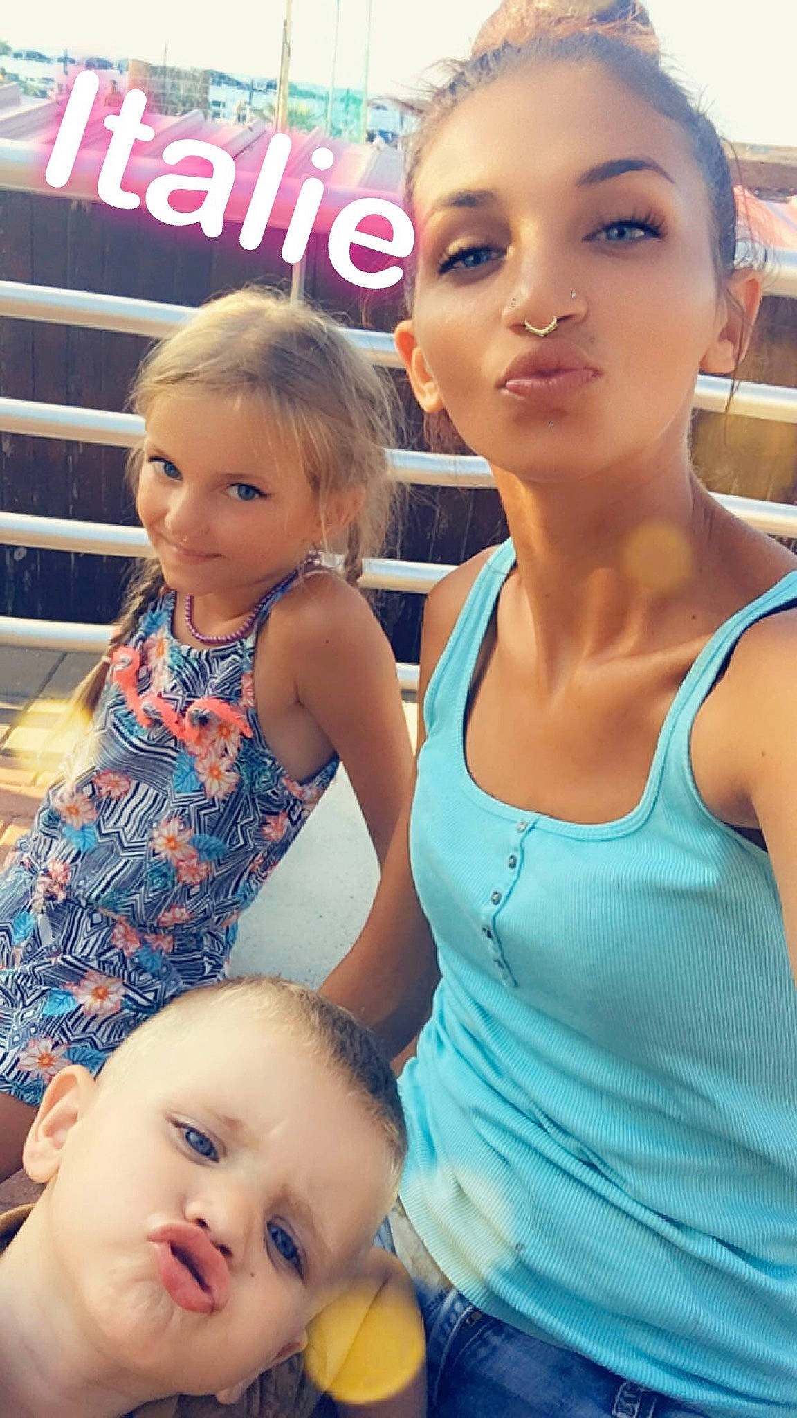 Malicia participe au concours pour gagner de l'argent avec cette photo : child, daughter, mother, person, selfie, toddler