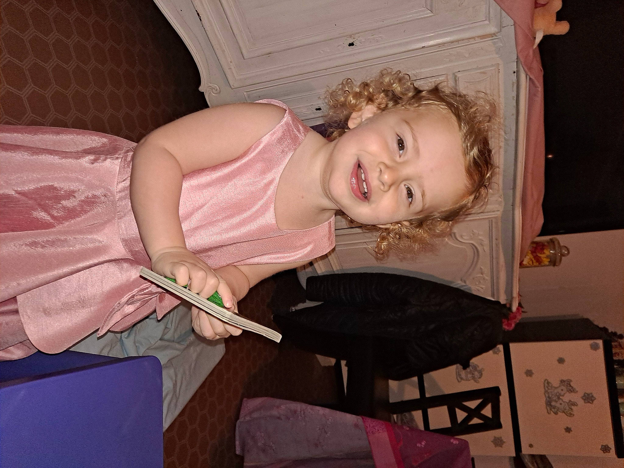 Flavie participe au concours pour gagner de l'argent avec cette photo : baby, baby_products, baby_toddler_clothing, blond, cheek, child, comfort, eyebrow, eyelash, fun, happy, head, human_body, iris, joy, mouth, person, pink, room, sitting