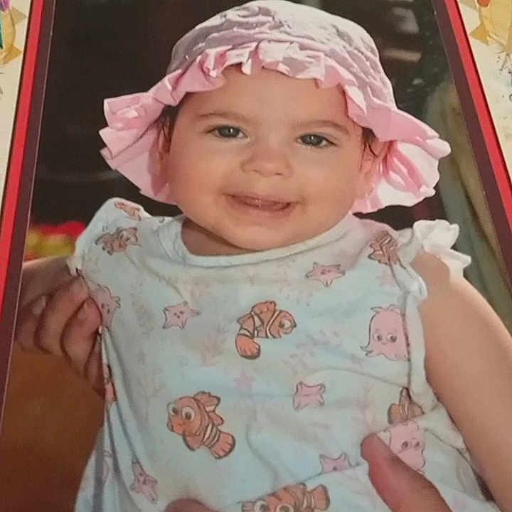 Lola a rejoint le concours — aidez-le/la à gagner de superbes lots ! baby, bodypart, bonnet, cap, clothing, dress, face, happy, hat, head, laughing, mouth, newborn, person, photography, portrait, smile, sunhat, t_shirt, teeth