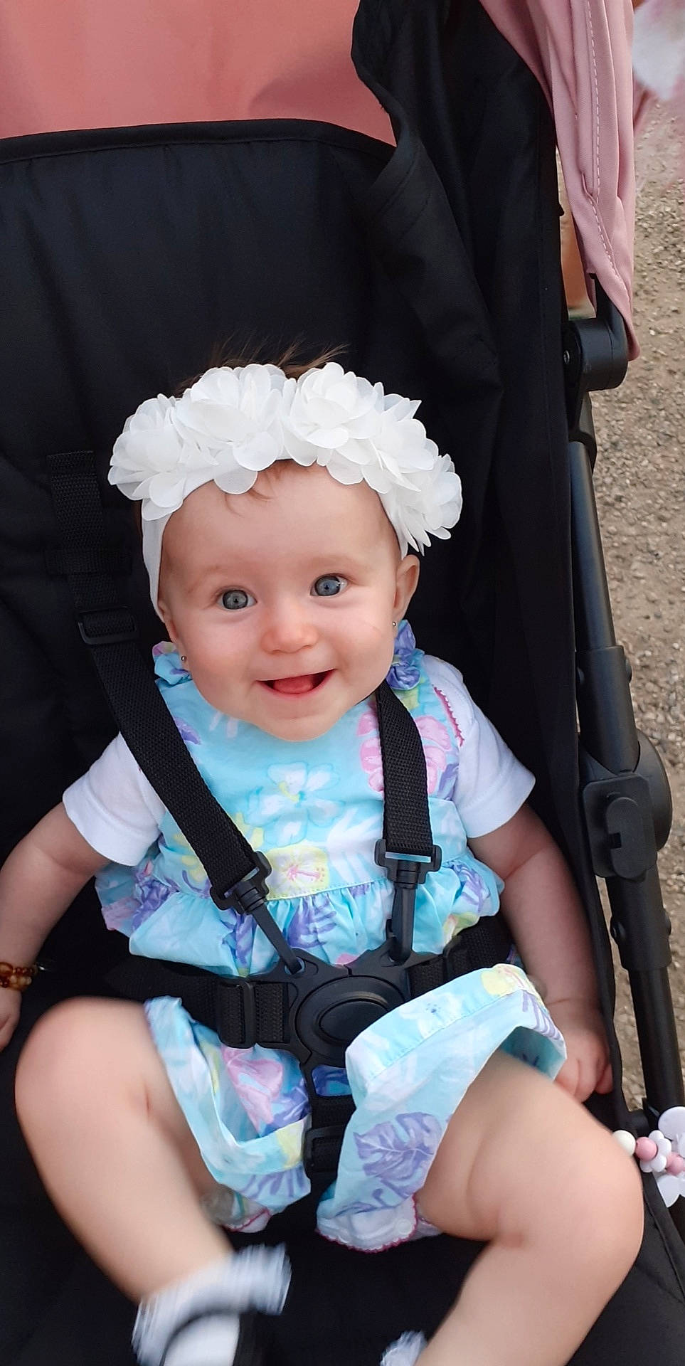 Lea a rejoint le concours — aidez-le/la à gagner de superbes lots ! baby, baby_carriage, baby_products, baby_toddler_clothing, child, headgear, headwear, joy, person, product, toddler