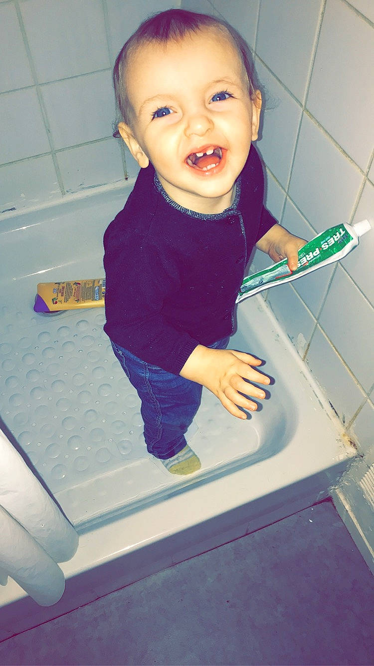 Lénah participe au concours pour gagner de l'argent avec cette photo : ankle, baby, baby_grabbing_for_something, baby_laughing, baby_toddler_clothing, child, cleanliness, household_cleaning_supply, household_supply, mouth, person, plastic, tile, toddler, tongue, tooth