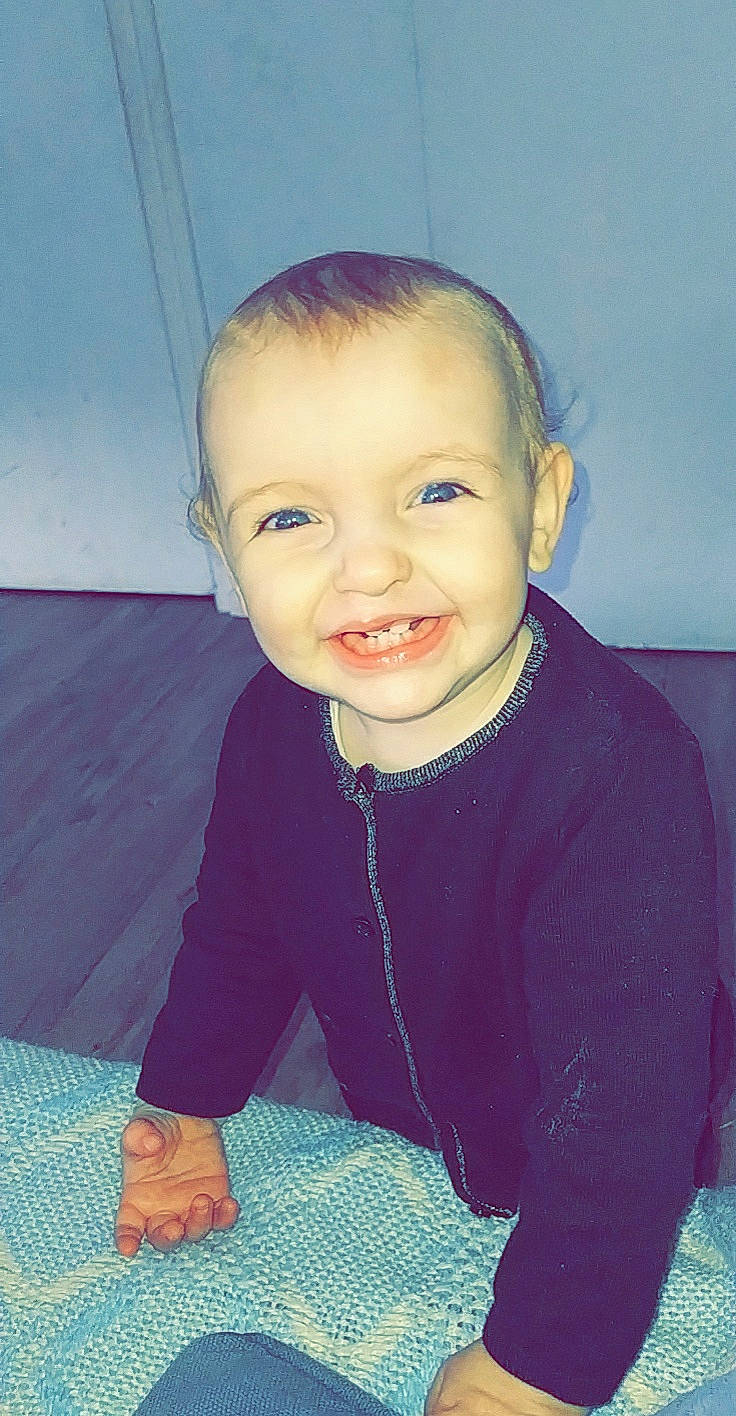 Lénah a rejoint le concours — aidez-le/la à gagner de superbes lots ! baby, baby_toddler_clothing, cheek, child, ear, eyebrow, face, facial_expression, forehead, happy, iris, laugh, mouth, nose, person, portrait, portrait_photography, sitting, skin, toddler