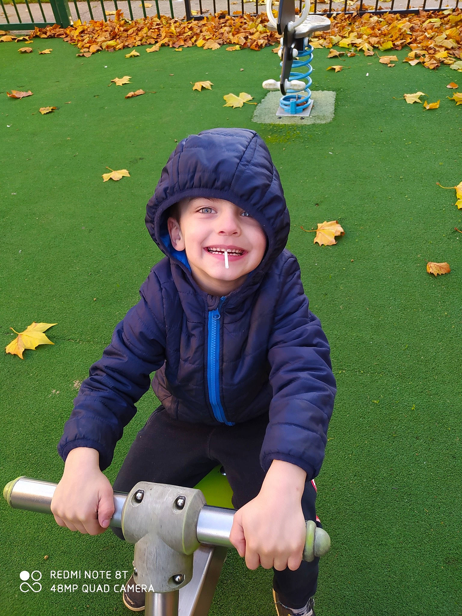 Léo a rejoint le concours — aidez-le/la à gagner de superbes lots ! autumn, baby_toddler_clothing, bicycle, bicycle_accessory, bicycle_part, bicycles_equipment_and_supplies, child, cool, headwear, hoodie, joy, nose, person, plastic, play, playground, toddler, toy, yard