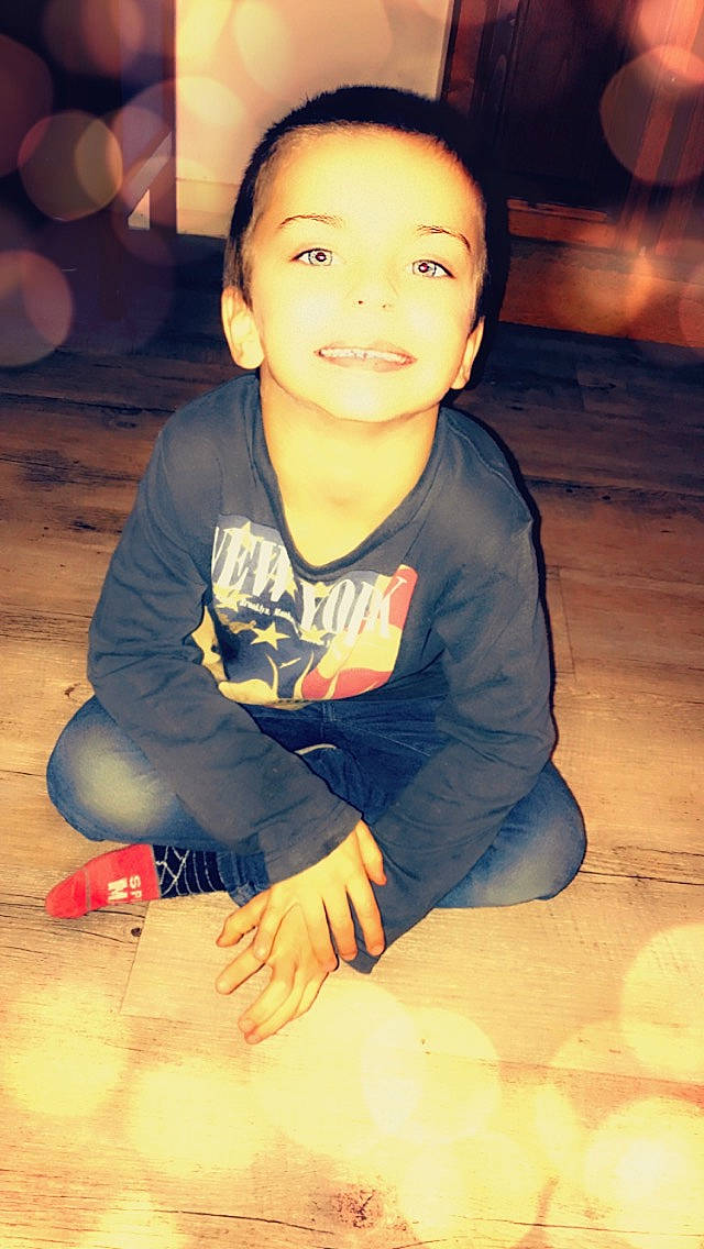 Léo a rejoint le concours — aidez-le/la à gagner de superbes lots ! baby_toddler_clothing, black_hair, carmine, cheek, child, cool, finger, flash_photography, flooring, hand, organ, person, sitting, thumb, toddler, wood_flooring