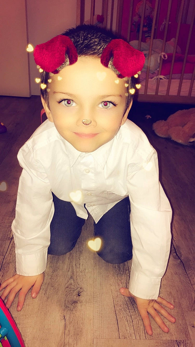 Léo a rejoint le concours — aidez-le/la à gagner de superbes lots ! baby, baby_toddler_clothing, cheek, child_model, costume, costume_accessory, foot, hair_accessory, headband, headgear, headpiece, headwear, joy, person, photo_shoot, sitting, toddler