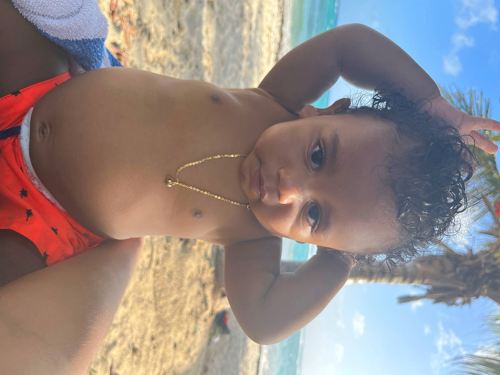 Kèllyan participe au concours pour gagner de l'argent avec cette photo : beach, black_hair, blue, chest, elbow, happy, human_body, leisure, muscle, neck, people_in_nature, person, skin, sky, smile, sunglasses, sunlight, swimwear, toddler, tree