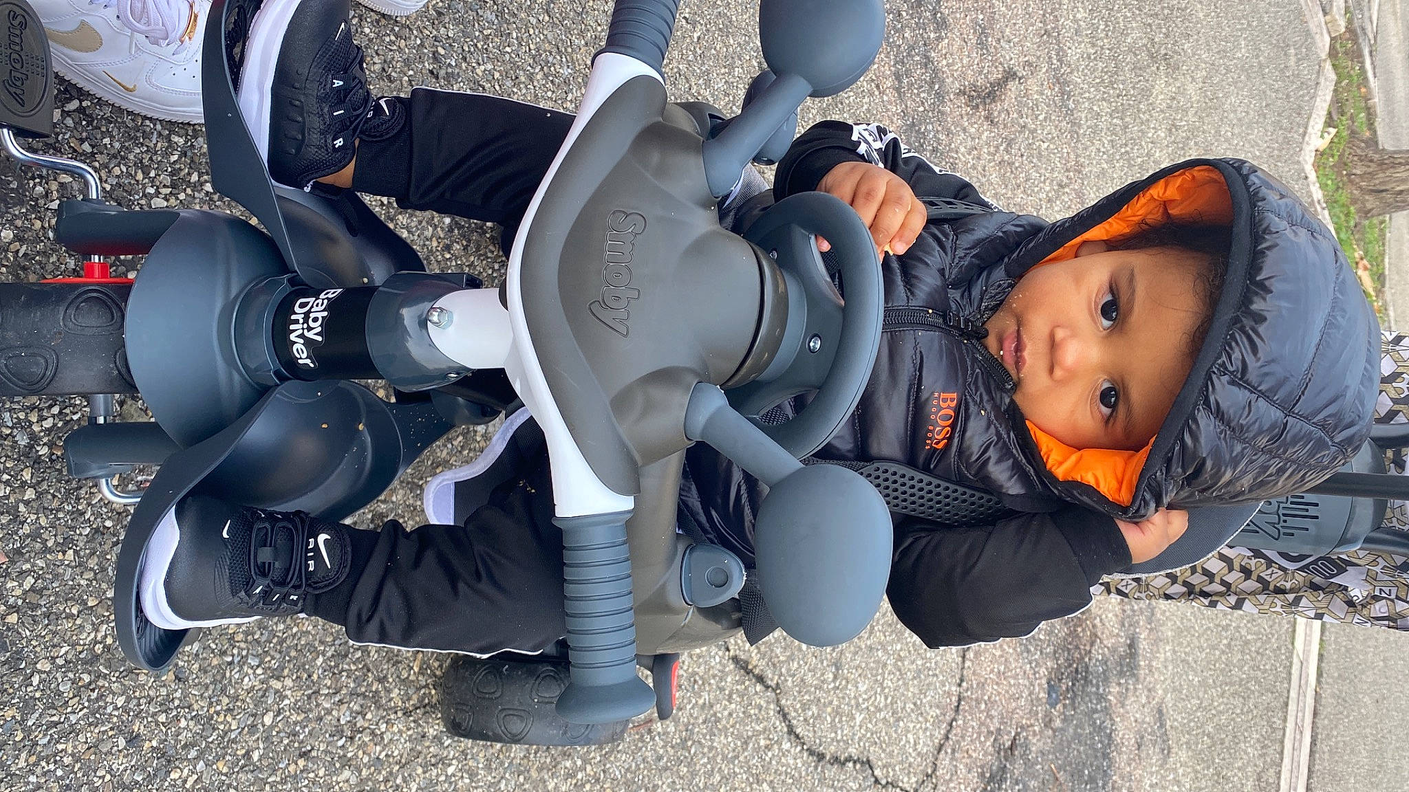 Kèllyan a rejoint le concours — aidez-le/la à gagner de superbes lots ! auto_part, automotive_design, automotive_tire, automotive_wheel_system, baby, baby_carriage, baby_products, boot, carmine, electric_blue, glove, headwear, human_leg, machine, person, personal_protective_equipment, shoe, sneakers, toddler, toy