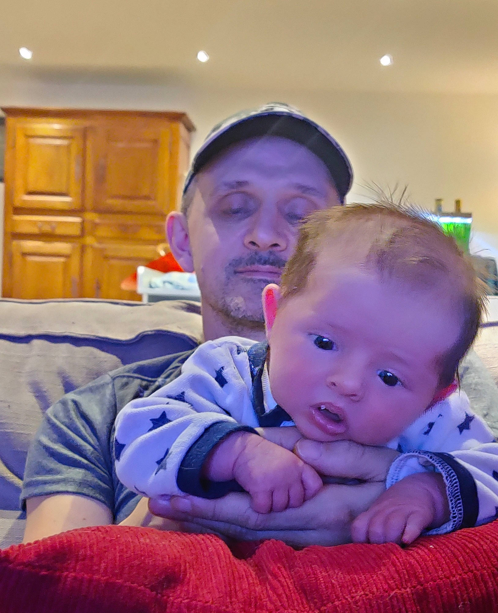 Amandine a rejoint le concours — aidez-le/la à gagner de superbes lots ! baby, baby_toddler_clothing, cheek, child, comfort, ear, event, family, fun, happy, holiday, iris, lap, nose, person, purple, room, sitting, smile, toddler