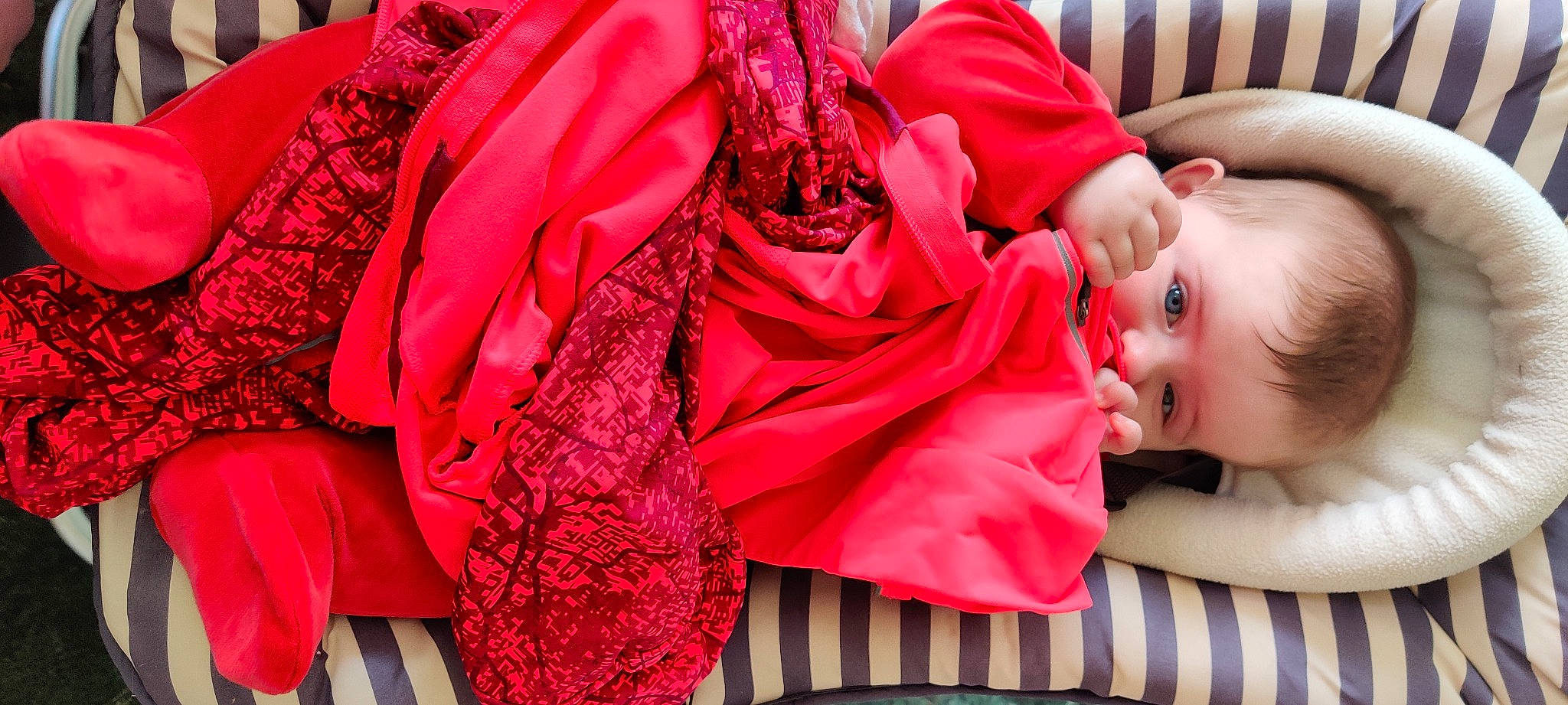 Amandine participe au concours pour gagner de l'argent avec cette photo : baby, baby_toddler_clothing, beauty, comfort, couch, dress, embellishment, event, happy, linens, magenta, pattern, person, pink, red, satin, skin, sleeve, textile, toddler