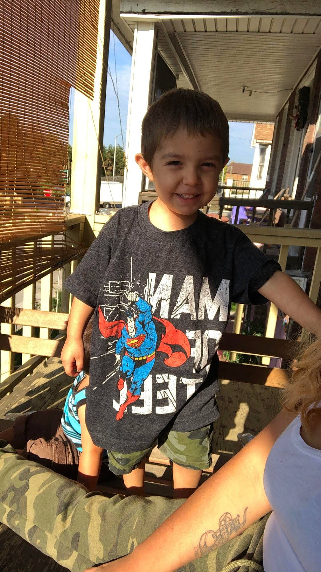 Enzo is registered to the contest to win money with this photo: arm, child, cool, finger, joy, person, play, t_shirt, toddler, vacation