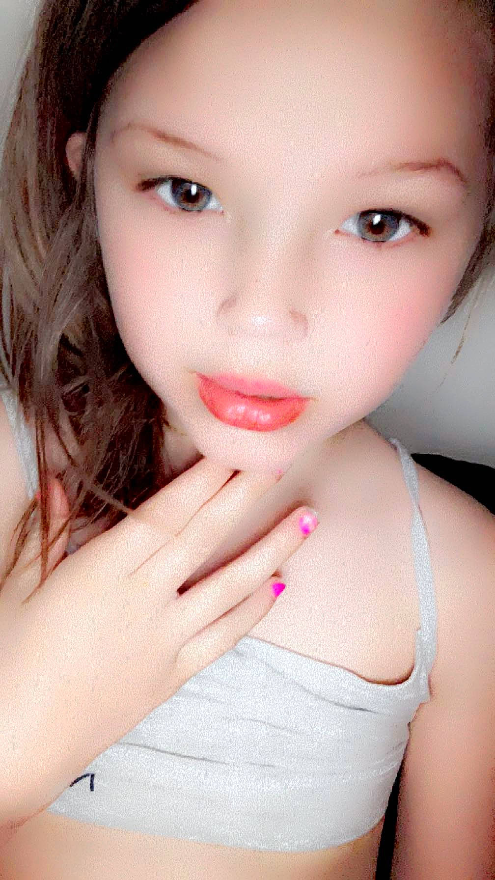 Maggie Mae is registered to the contest to win money with this photo: cheek, chin, ear, eye, eyebrow, eyelash, flash_photography, gesture, hand, happy, jaw, lip, lipstick, mouth, neck, nose, person, pink, shoulder, skin