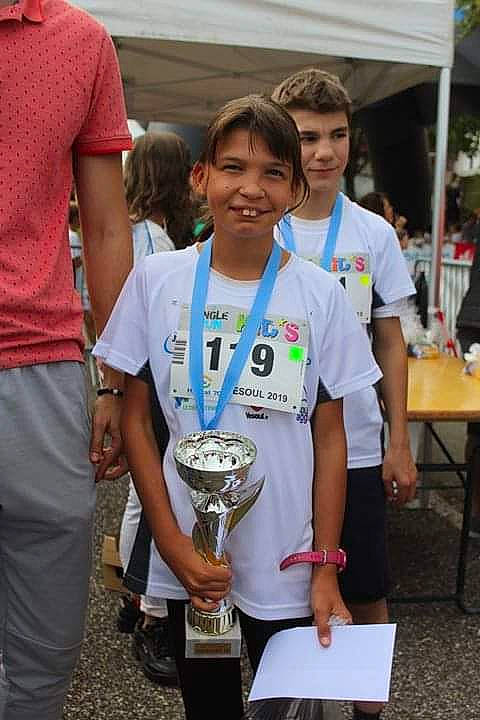 Non participe au concours pour gagner de l'argent avec cette photo : bronze_medal, championship, competition, competition_event, event, gold_medal, joy, medal, person, player, recreation, scout, shorts, silver_medal, smile, sports, sports_uniform, sportswear, t_shirt, team