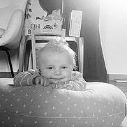 Télyho a rejoint le concours — aidez-le/la à gagner de superbes lots ! baby, infant, child, smile, face, eyes, hair, pillow, cushion, lying_down, indoor, home_interior, chair, box, curtain, sunlight, floor, clothing, portrait, cheeky