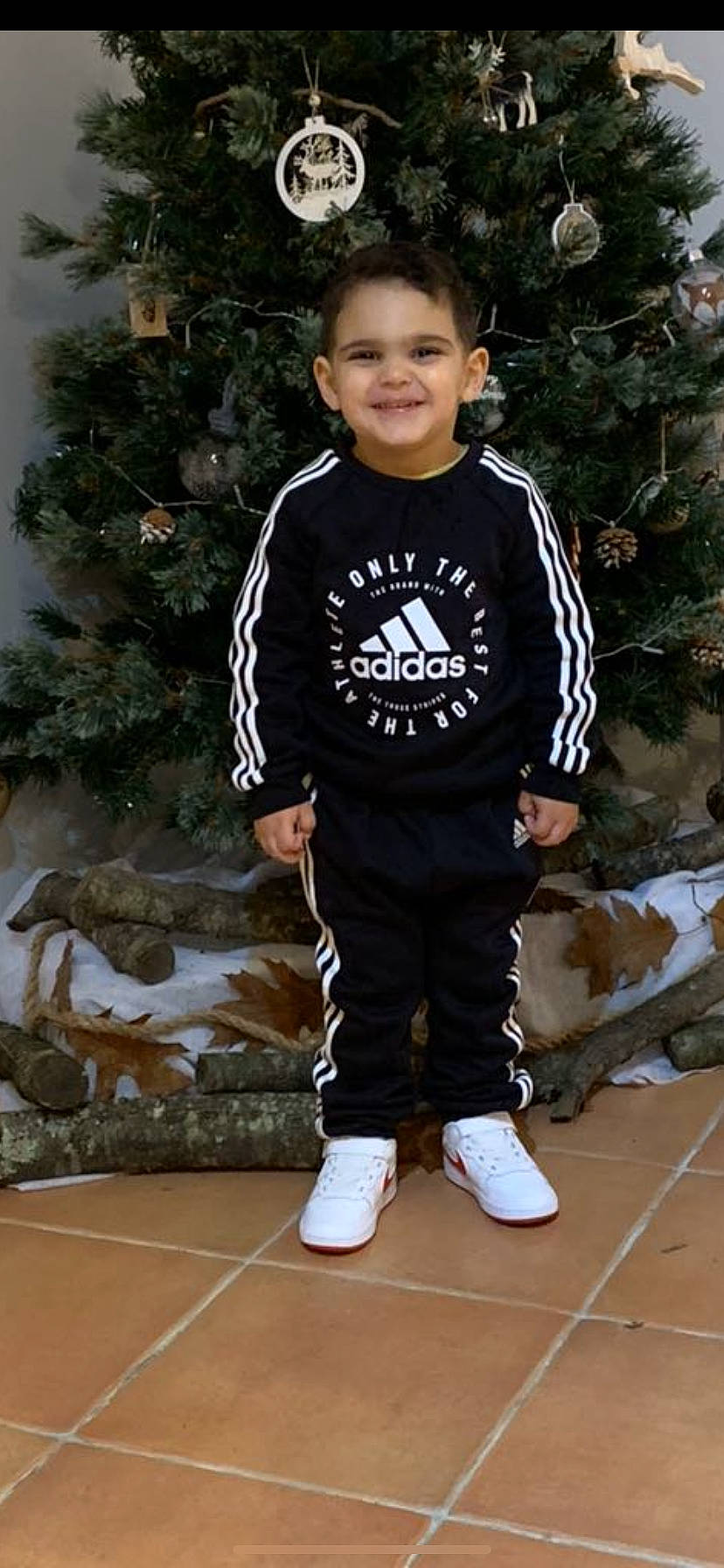 Hugo a rejoint le concours — aidez-le/la à gagner de superbes lots ! child, child_model, joy, outerwear, person, sleeve, sportswear, standing, t_shirt, toddler, trousers