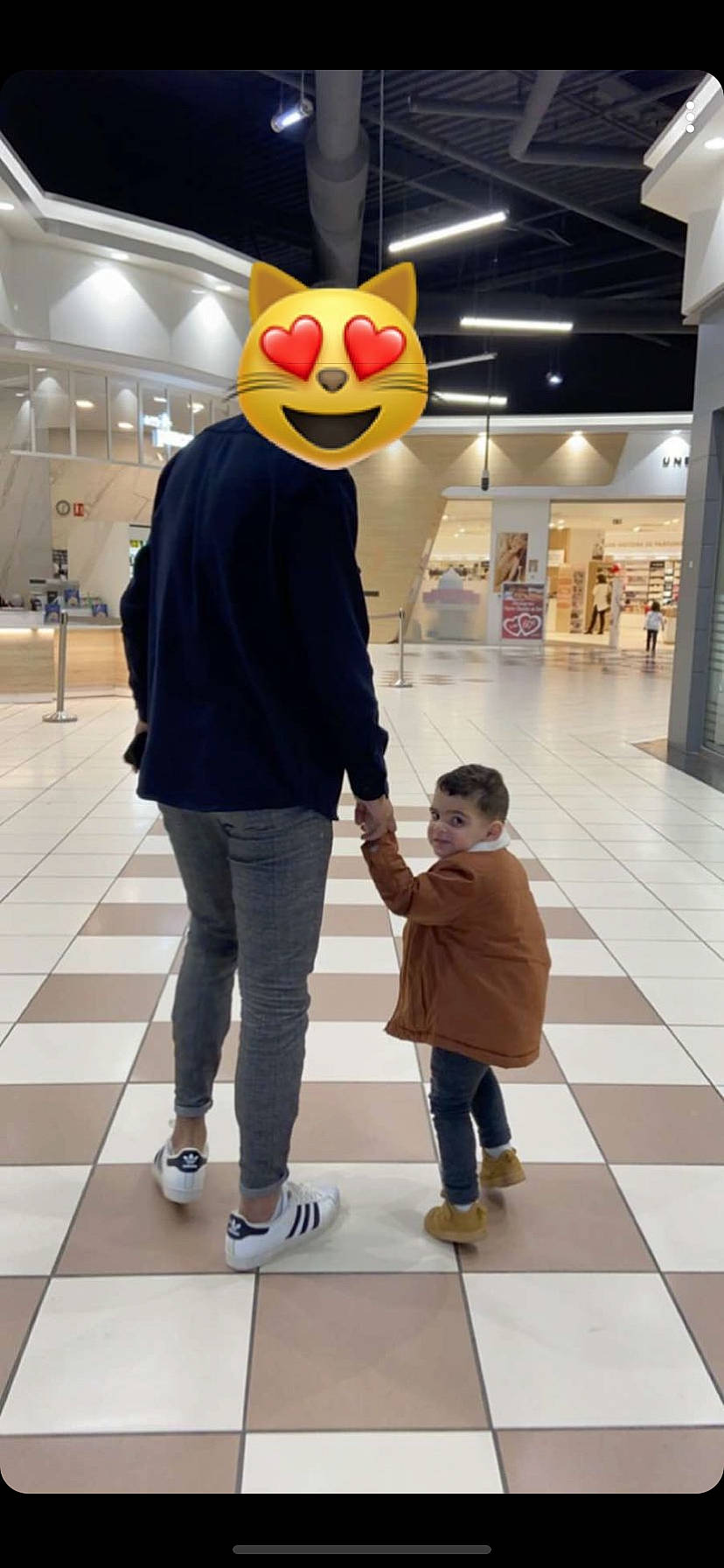 Hugo a rejoint le concours — aidez-le/la à gagner de superbes lots ! child, costume, fawn, fun, leg, mascot, person, snapshot, tourism, vacation, yellow