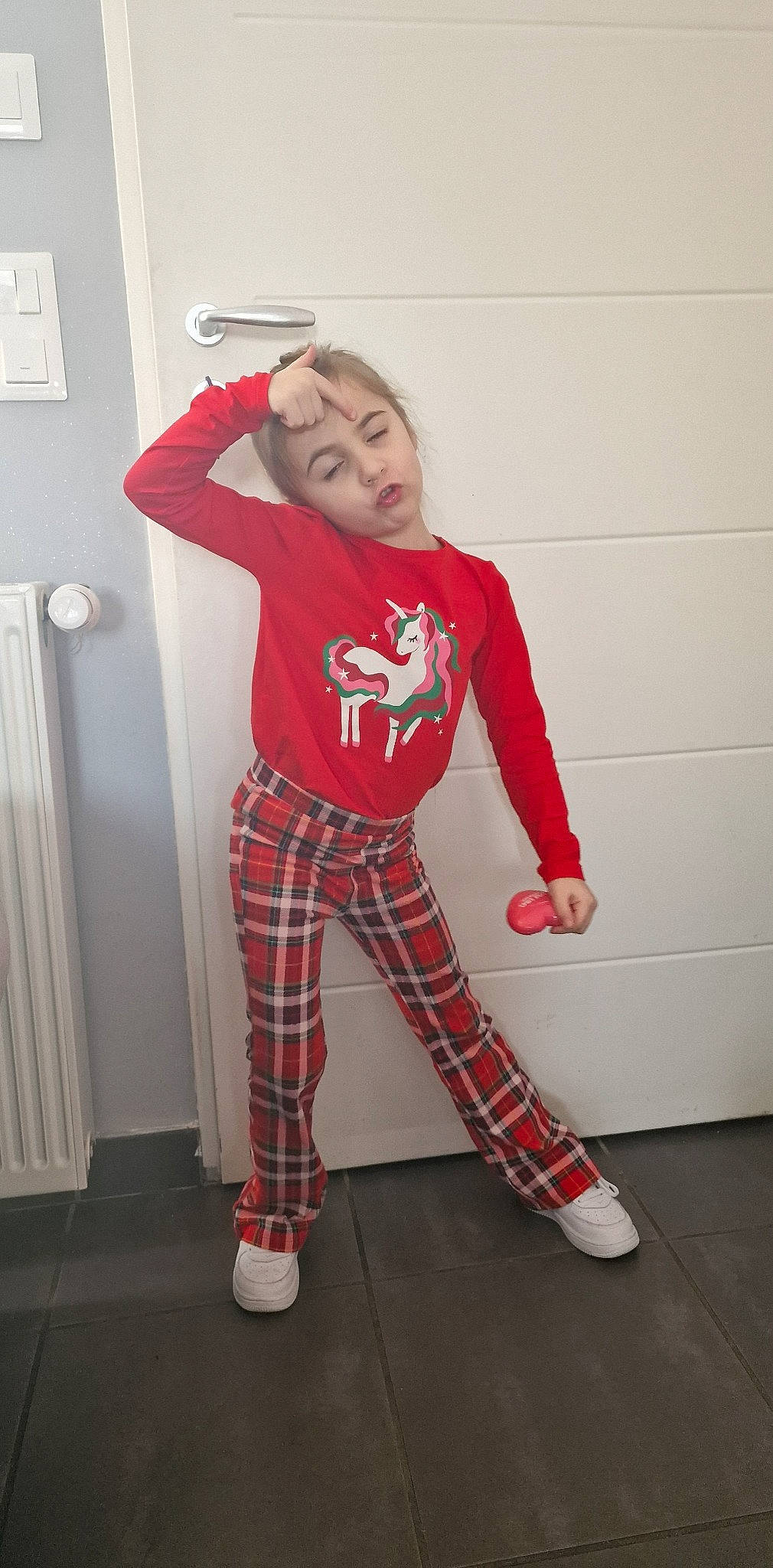 Chiara participe au concours pour gagner de l'argent avec cette photo : belt, boot, door, fashion, fashion_design, fictional_character, flooring, gesture, human_leg, knee, pattern, person, plaid, sleeve, sportswear, standing, t_shirt, tartan, textile, thigh