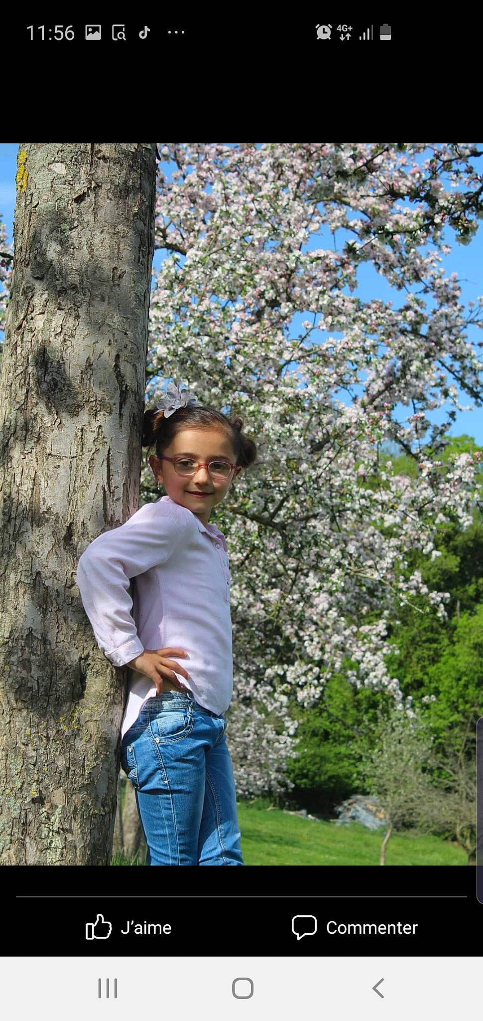 Méline participe au concours pour gagner de l'argent avec cette photo : blossom, botany, branch, denim, flower, fun, grass, happy, joy, leisure, people_in_nature, person, plant, sky, smile, t_shirt, tree, trunk, twig, wood