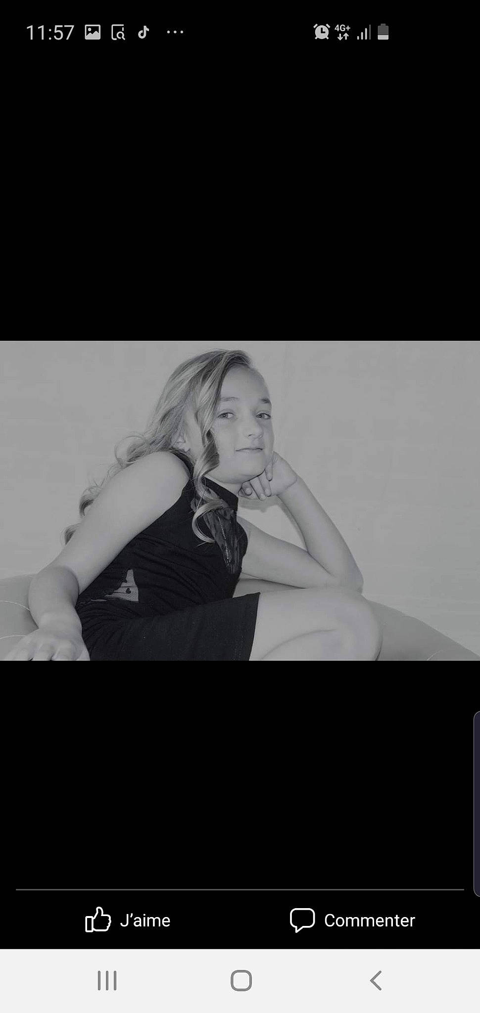 Lyna a rejoint le concours — aidez-le/la à gagner de superbes lots ! art_model, darkness, elbow, entertainment, event, fashion_design, flash_photography, font, fun, gesture, happy, human_leg, jewellery, monochrome, monochrome_photography, person, portrait, portrait_photography, room, sitting