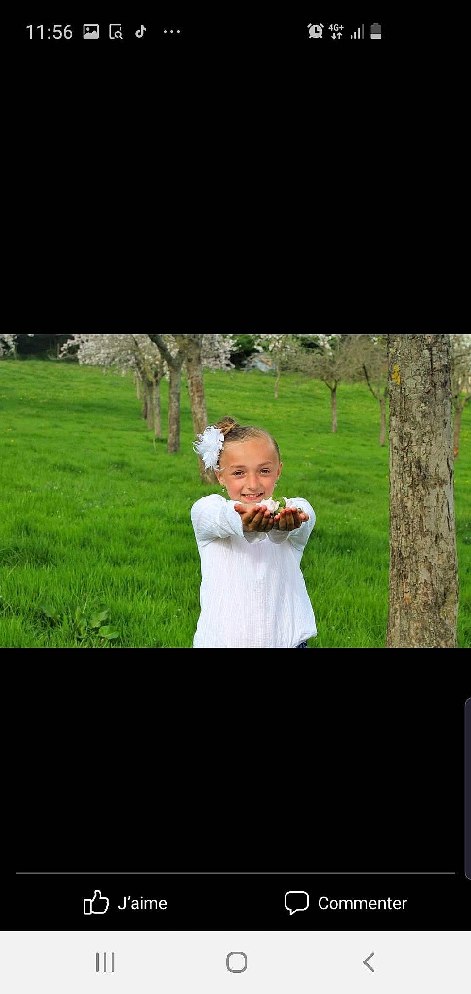 Lyna a rejoint le concours — aidez-le/la à gagner de superbes lots ! child, event, flash_photography, formal_wear, fun, gesture, grass, grassland, happy, joy, landscape, leisure, natural_landscape, people_in_nature, person, photo_caption, plant, recreation, romance, sitting