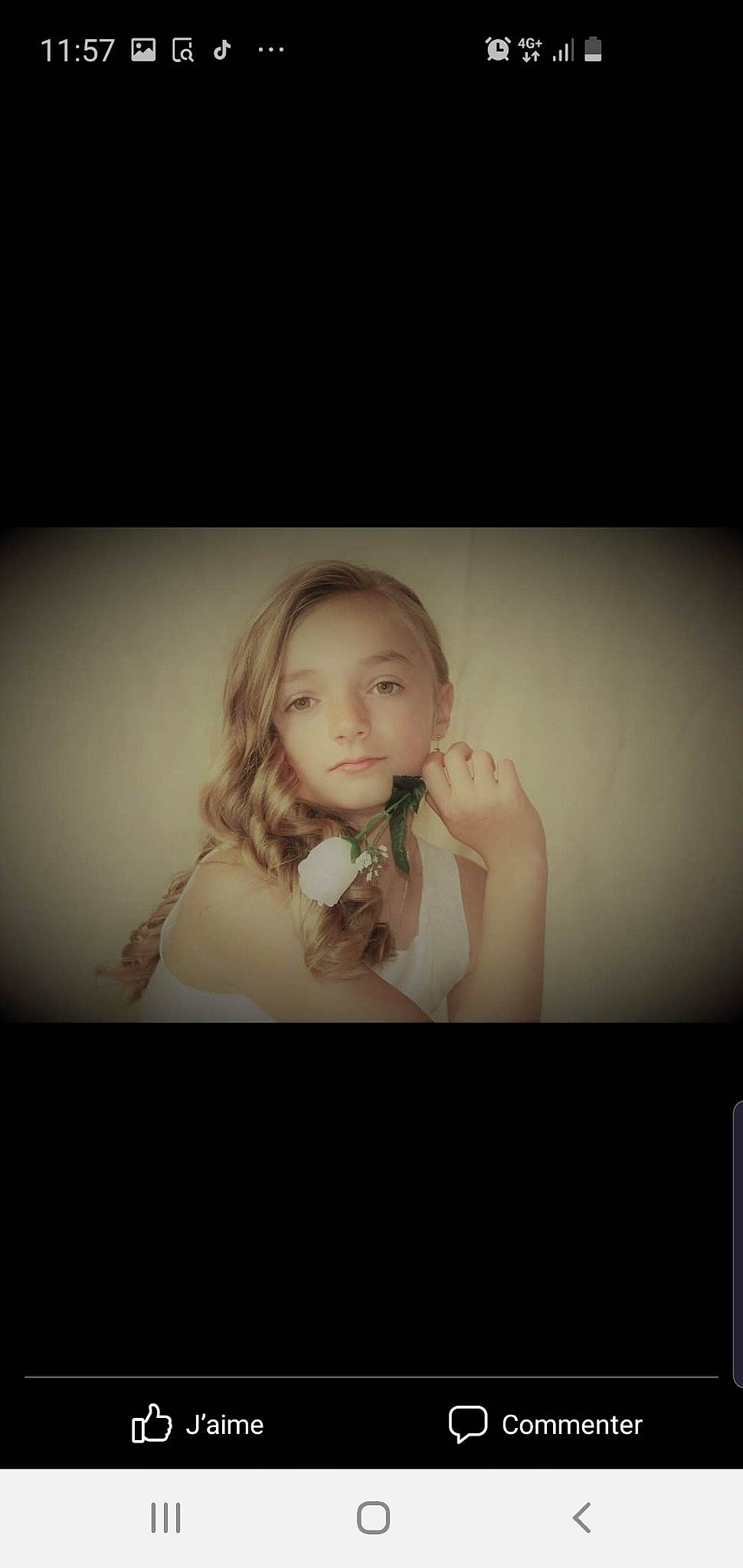 Lyna participe au concours pour gagner de l'argent avec cette photo : backlighting, brown_hair, child, darkness, display_device, eyelash, flash_photography, fun, fur, gesture, happy, jewellery, lip, long_hair, person, portrait, portrait_photography, room, shoulder, sitting