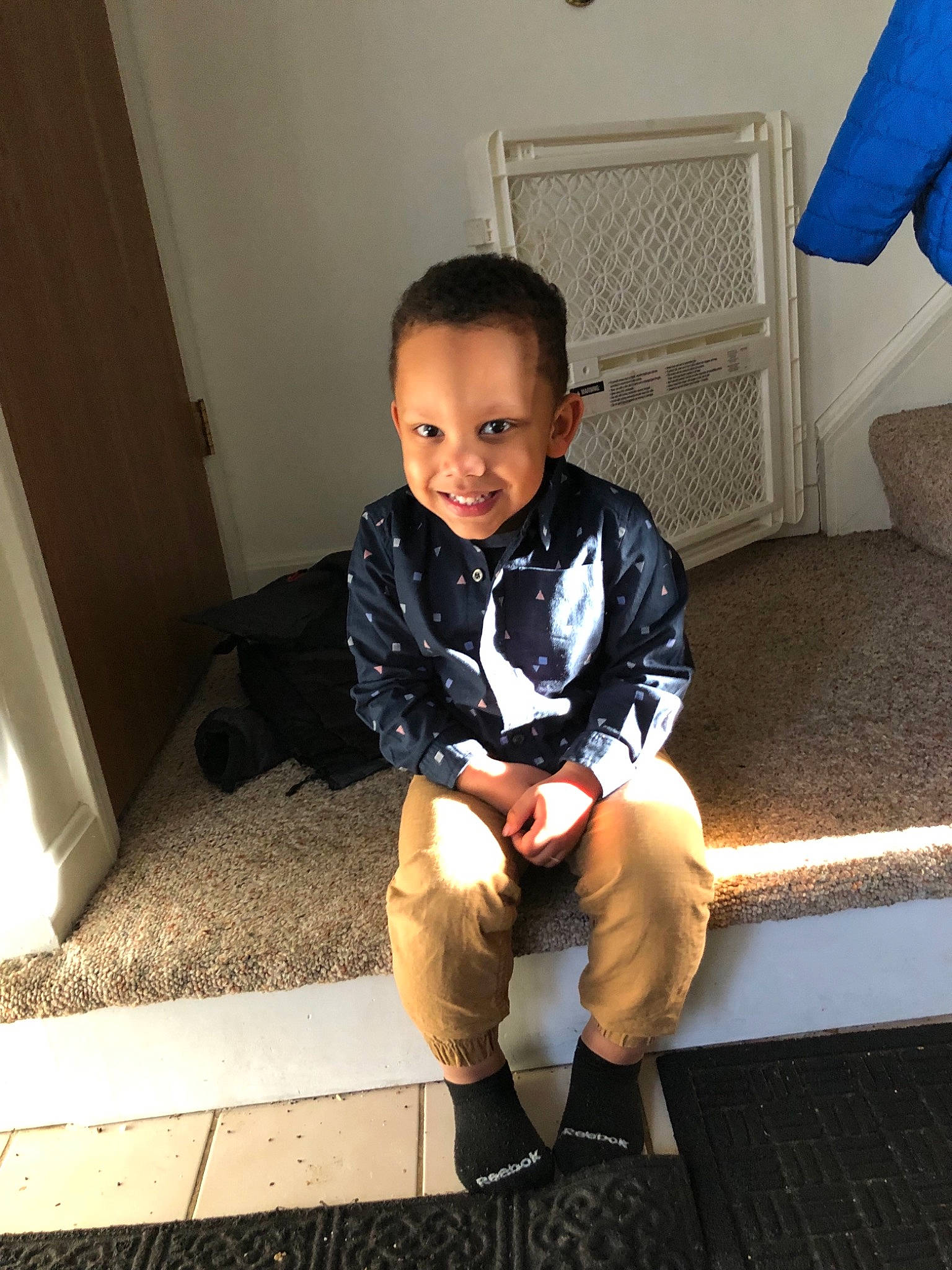 Amadou is registered to the contest to win money with this photo: child, joy, leg, person, shoe, sitting, toddler